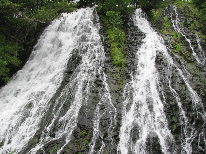 道東の旅｜知床、オシンコシンの滝の景色。小さいながらもダイナミックな滝でした！｜2011/9/9