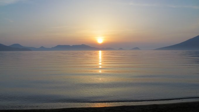 美笛キャンプ場の朝日の景色、支笏湖畔